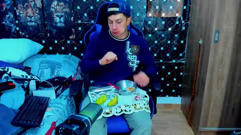 Javier online show from December 15, 6:12 pm