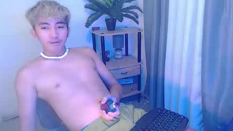 jaysee_hugecox online show from May 7, 7:03 am