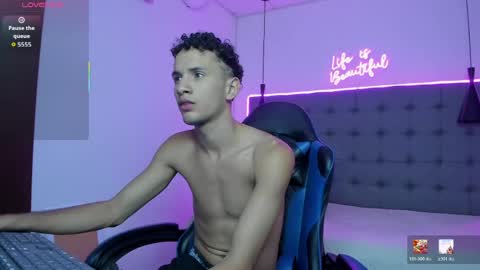 jdwhite18 online show from April 12, 11:32 pm