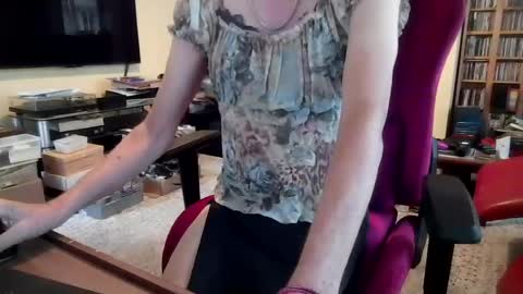 Snapshot of jeanette_uk chatting on July 21, 1:24 pm Jeanette James online show from July 21, 1:24 pm