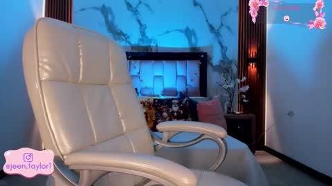 Jeen Taylor online show from November 24, 8:08 pm