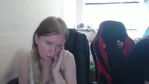 Snapshot of jenisandpeter chatting on September 12, 7:19 am JenisAndPeter online show from September 12, 7:19 am