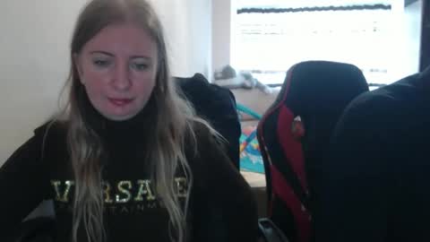 Snapshot of jenisandpeter chatting on October 3, 8:11 am JenisAndPeter online show from October 3, 8:11 am