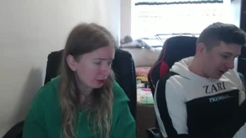 Snapshot of jenisandpeter chatting on October 17, 7:33 am JenisAndPeter online show from October 17, 7:33 am