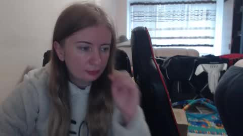 Snapshot of jenisandpeter chatting on October 27, 7:45 am JenisAndPeter online show from October 27, 7:45 am