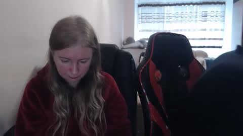 Snapshot of jenisandpeter chatting on November 16, 8:09 am JenisAndPeter online show from November 16, 8:09 am