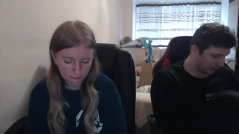 Snapshot of jenisandpeter chatting on December 3, 7:16 am JenisAndPeter online show from December 3, 7:16 am