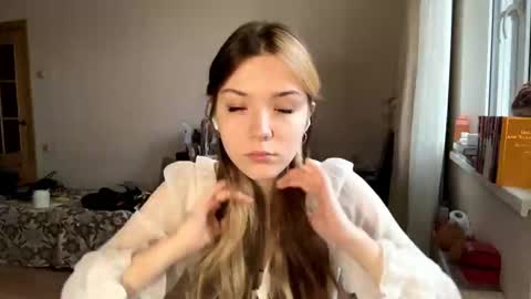 Hey EveryoneIm Kimi  Glad to see you in my room We almost hit 10 Thumb up in one day   online show from February 13, 11:17 am