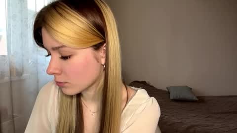 Hey EveryoneIm Kimi  Glad to see you in my room We almost hit 10 Thumb up in one day   online show from February 18, 1:40 pm