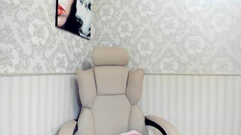 Jennifer online show from October 5, 1:42 pm