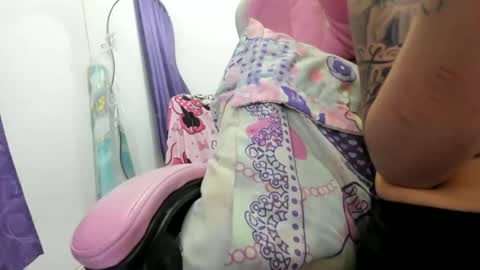 jennifer_bodyy0404 online show from May 6, 2:29 am