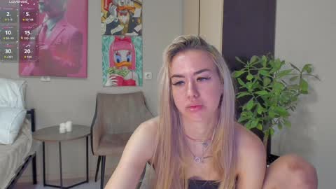 Snapshot of jeremayalove chatting on December 7, 5:15 am Hi hi We are Jessie and Betti online show from December 7, 5:15 am