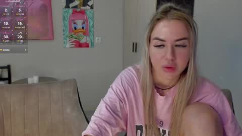 Snapshot of jeremayalove chatting on February 2, 6:48 am Hi hi We are Jessie and Betti online show from February 2, 6:48 am