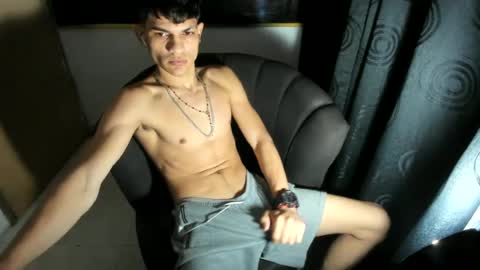 Snapshot of jesshot_bigcock chatting on June 19, 7:56 am jesshot_bigcock online show from June 19, 7:56 am