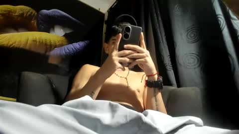 Snapshot of jesshot_bigcock chatting on June 21, 6:16 am jesshot_bigcock online show from June 21, 6:16 am