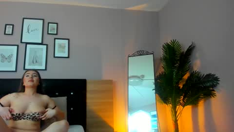 jessica_skyy online show from March 5, 7:04 am