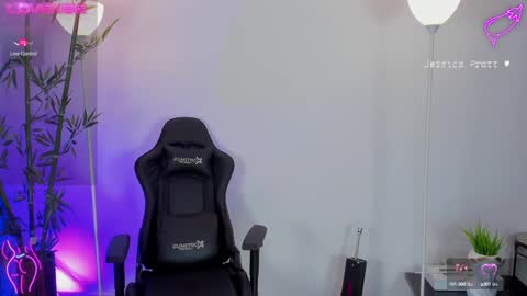 Snapshot of jessicapratt chatting on February 19, 11:04 pm Jessica Pratt IG jessicaxpratt online show from February 19, 11:04 pm