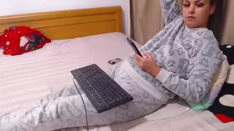 jessiestar3 online show from October 8, 2:47 pm