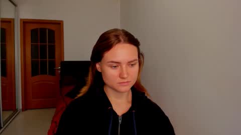 Snapshot of jessy_lil chatting on November 15, 10:23 am Polina online show from November 15, 10:23 am