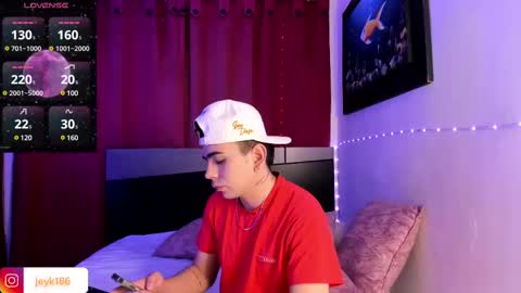 Snapshot of jey_keler chatting on February 19, 3:06 am jey keler online show from February 19, 3:06 am