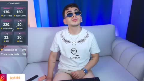 Snapshot of jey_keler chatting on October 29, 9:44 am jey keler online show from October 29, 9:44 am