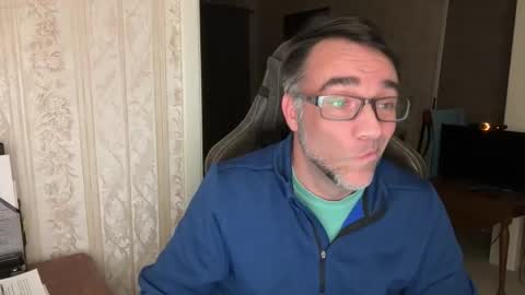 Snapshot of jglisson83 chatting on December 18, 5:35 am jglisson83 online show from December 18, 5:35 am