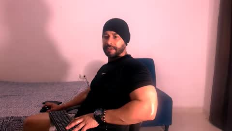 En moreno online show from November 19, 6:30 pm