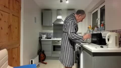 Snapshot of jimmybenido chatting on December 18, 5:41 pm Jim Redgewell online show from December 18, 5:41 pm