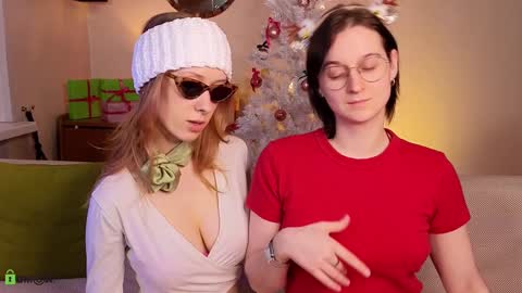 Snapshot of jitoon_exe chatting on December 20, 5:08 pm Hey Guys We are Julia ginger  Tina brunette online show from December 20, 5:08 pm