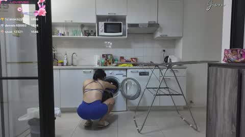 Jiwon online show from February 25, 11:30 am