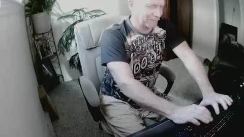 Snapshot of jlouton01 chatting on December 2, 3:14 pm kilroy online show from December 2, 3:14 pm