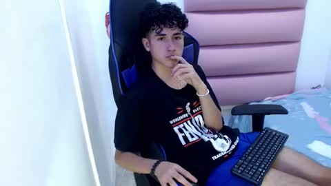 Snapshot of johnny_cagee chatting on December 5, 10:01 am johnny_cagee online show from December 5, 10:01 am