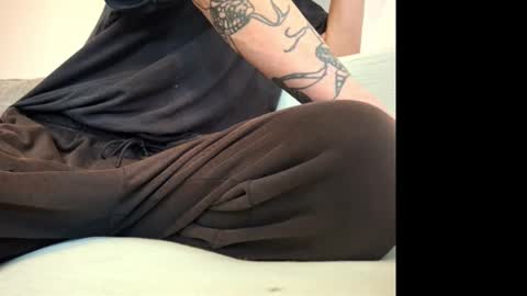 Snapshot of johnnyq390620 chatting on October 15, 10:26 am johnny online show from October 15, 10:26 am