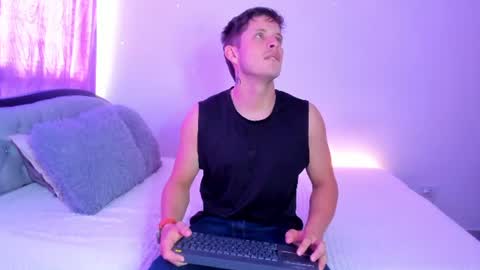 Snapshot of johnycooper08 chatting on June 22, 1:52 pm johnycooper08 online show from June 22, 1:52 pm