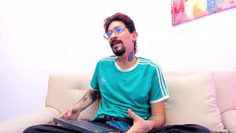 Snapshot of jonathan_sinn chatting on May 27, 3:47 am jonathan_sinn online show from May 27, 3:47 am