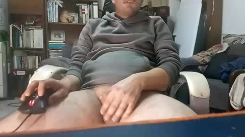 Snapshot of jonytuga90 chatting on March 9, 11:35 pm hornypeter online show from March 9, 11:35 pm