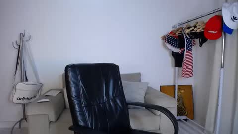 Snapshot of josezaens_ chatting on October 25, 8:55 am josezaens_ online show from October 25, 8:55 am