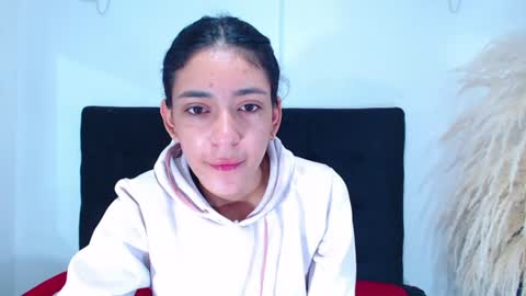 Snapshot of juan_and_luciana chatting on June 26, 11:47 am online show from June 26, 11:47 am