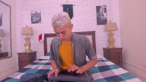 Snapshot of juan_lovers chatting on December 5, 12:44 pm J U A N L O V E R S online show from December 5, 12:44 pm