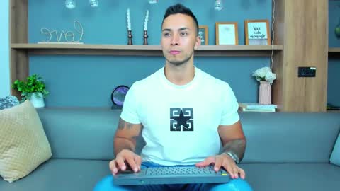 Snapshot of juan_muscle chatting on March 9, 3:22 am juan_muscle online show from March 9, 3:22 am