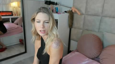 Snapshot of juicy_pussie chatting on April 19, 7:40 am Tatjana online show from April 19, 7:40 am