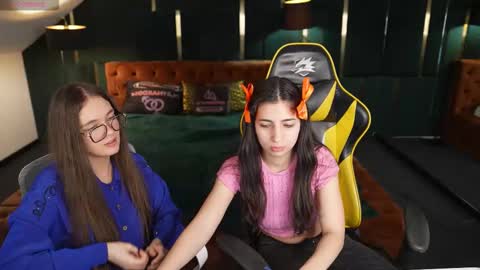 Snapshot of juicy_secrets_054 chatting on March 3, 11:49 am Elza online show from March 3, 11:49 am