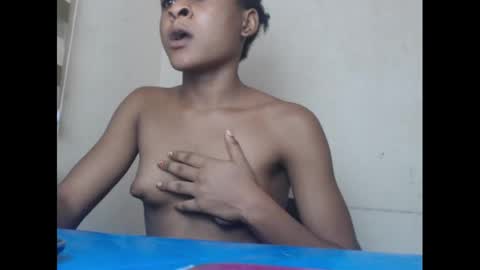 Snapshot of juicynwetx chatting on March 10, 4:17 am juicynwetx online show from March 10, 4:17 am