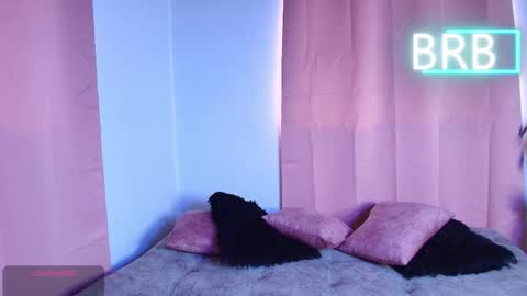 Jules and Gia online show from February 1, 3:43 pm