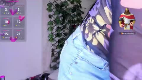 Snapshot of juli_castillos chatting on October 23, 1:43 pm Juli online show from October 23, 1:43 pm