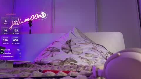 juli_m00n online show from July 9, 6:23 pm