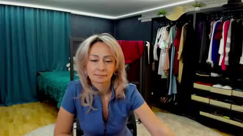 julia__cherry_ online show from April 22, 3:13 pm