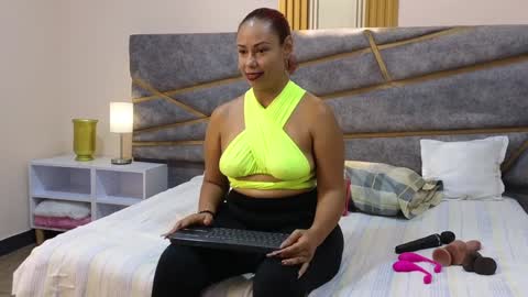 Julia Gomes online show from January 30, 8:31 pm