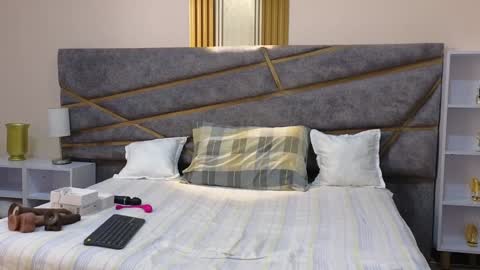 Julia Gomes online show from February 7, 8:10 pm