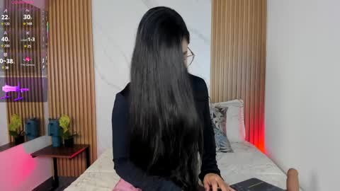 J U L IA   M A R T I N E Z online show from March 31, 11:32 am